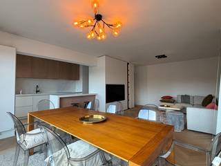 Dit recent gerenoveerde en volledig bemeubelde 2-slaapkamerappartement op de 5e verdieping in de Rijschoolstraat combineert licht, ruimte...