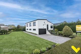 Charmante woning op een ruim perceel van 1.012m².<br /><br />We betreden deze woning via de ruime inkomhal om vervolgens door te gaan naar de lichtrijke leefruimte. Deze is onderverdeeld in een gezellige zithoek en een eethoek met koppeling naar het terras en de tuin. Naastliggend bevindt zich de keuken ook hier weer met zicht op de tuin. Verbinding via de trap naar de koele berging, de wasplaats en de badkamer die zich allen op grondniveau bevinden.<br /><br />Gaan we vervolgens via de trap omhoog naar het nachtgedeelte hebben we hier 3 slaapkamers.<br /><br />Op grondniveau is er verder nog een ruime garage met mogelijkheden tot opslag en op dakniveau een kruipzolder.<br /><br />Zetten we een stap naar buiten via het overdekt terras, hebben we zicht op een ruime naast- en achterliggende tuin.<br /><br />Op vlak van ligging zitten we hier in een rustige buurt met een goede verbinding naar de omliggende gemeenten en de E313.<br /><br />Bent u geïnteresseerd en wenst u een bezoek? Bel ons op het nummer 013 66 62 08.