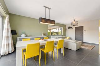 <p><span>Recente gezinswoning met 3 slaapkamers en inpandige garage (BJ 2014)</span></p><p><span> </span></p><p><span>Dit betreft een hedendaagse open bebouwing, voorzien van alle comfort, aan de rand van de dorpskern van De Klinge.</span></p><p><span>De woning is uitstekend gelegen op wandelafstand van het Stropersbos + Clingse Bossen & alle lokale faciliteiten, tevens is er een vlotte verbinding via E34 (Antwerpen-Gent) en lokale invalswegen richting (Sint-Gillis-Waas, Hulst & Sint-Niklaas).</span></p><p><span>De lichtrijke woonruimten, de zonnige tuin rondom de woning en de ligging nabij mooie bosrijke omgeving zijn slechts enkele van de vele troeven.</span></p><p><span> </span></p><p><span>INDELING</span></p><p><span> </span></p><p><span>Gelijkvloers:</span></p><p><span>Riante inkomhal met gastentoilet.</span></p><p><span>Lichtrijke woonkamer met open keuken en veel interactie met de tuin rondom de woning.</span></p><p><span>Hedendaagse keuken, voorzien van alle comfort. </span></p><p><span>Inpandige garage met aansluitende berging/wasplaats.</span></p><p><span>Zonnige tuin (zuidwest georiënteerd) met mooie aangelegde terrassen rondom de woning, volledig omheind.</span></p><p><span>Autostaanplaats naast de woning (parking voor 2e wagen).</span></p><p><span> </span></p><p><span>1e verdieping:</span></p><p><span>3 comfortabele slaapkamers op laminaat.</span></p><p><span>Ruime badkamer, volledig betegeld en uitgerust met ligbad, douche, dubbel lavabomeubel en toilet.</span></p><p><span>Extra berging.</span></p><p><span> </span></p><p><span>EXTRA</span></p><p><span>Bouwjaar 2014.</span></p><p><span>In prima staat van onderhoud. </span></p><p><span>Trendy woonstijl met veel lichtinval.</span></p><p><span>CV op aardgas via HR codensatieketel.</span></p><p><span>Elektriciteit conform. </span></p><p><span>ALU ramen met dubbele HR beglazing.</span></p><p><span>Gelegen op een vlot bereikbare locatie aan de rand van de dorpskern doch vlakbij alle lokale faciliteiten (winkel, school,...).</span></p><p><span>In de directe omgeving van zowel het Stropersbos als de Clingse bossen.</span></p><p><span> </span></p><p><span>EPC: Label B - 105kWh/m²</span></p><p><span>Wg - Vg - Gvv - Gvkr - Gmo</span></p><p><span> </span></p><p><span> </span></p>