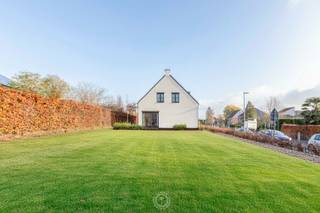 Zeer interessante instapklare gerenoveerde villa in een heel rustige straat doch goed bereikbaar en dicht bij belangrijke invalswegen.Deze ruime...