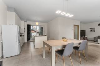 <p><strong>Nabij centrum Roeselare op de tweede verdieping</strong> -  recent  2 slaapkamers en twee terrassen in de Residentie El Palmar. Totale oppervlakte <strong>138,43 m²</strong><br />In het hart van Roeselare vindt u dit recent appartement (bouwjaar ± 8 jaar) op de tweede  verdieping van de stijlvolle en kleinschalige Residentie.  Het appartement beschikt over 2 slaapkamers, 2 ruime terrassen en een totale oppervlakte van 138,43 m².<br /><br />De residentie is ideaal gelegen in de onmiddellijke nabijheid van tal van commerciële voorzieningen zoals grootwarenhuizen, winkels, bakkers, slagers, bioscoop, kerken en andere faciliteiten. Daarnaast bestaat de mogelijkheid om een garage aan te kopen.<br /><br />Het appartement werd hoogwaardig afgewerkt met duurzame en kwalitatieve materialen. <strong>Een uniek pluspunt is dat u via de lift rechtstreeks in uw eigen appartement toekomt</strong>, zonder gemeenschappelijke circulatieruimtes. Dankzij de kleinschaligheid van slechts 5 appartementen geniet u hier van <strong>rust en privacy</strong>.<br /><br />De indeling is praktisch, gebruiksvriendelijk en onderhoudsvriendelijk. Het <strong>lage energieverbruik</strong> vormt een extra troef, net als de vloerverwarming, die zorgt voor een aangenaam en gelijkmatig warmtecomfort zonder ruimteverlies.<br />Ook als investering is dit appartement een uitstekende keuze: een mooi en stabiel huurrendement is hier perfect mogelijk.<br /><br /><strong>Extra troeven:</strong><br />- Kleinschalige residentie met hoogwaardige afwerking<br />- mogelijkheid om een afgesloten garage aan te kopen of te huren<br />- Laag energieverbruik<br />- Centrale ligging<br /><br />📞 Interesse? Contacteer ons vrijblijvend voor meer info of een bezoek op T. 051 62 40 40.<br /> </p>
