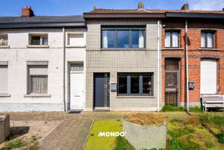 Deze aangename woning geniet van een rustige ligging en bevindt zich tegelijkertijd op korte afstand van de belangrijkste verbindingswegen tussen Antwerpen en Brussel. Winkels, openbaar vervoer en andere voorzieningen zijn vlot bereikbaar.<br /><br />De woning werd enkele jaren geleden grondig gerenoveerd, waarbij bijzondere aandacht werd besteed aan de energiezuinigheid. <br />Het resultaat mag er zijn: de woning beschikt over een EPC-label B en werd bovendien steeds zeer goed onderhouden.<br /><br />Troeven:<br />Volledig instapklaar<br />Elektrische installatie conform<br />Vernieuwde hoogrendementsgasketel (2019)<br />EPC-label B<br />Rustige ligging met vlotte bereikbaarheid<br />Tuin<br /><br />Indeling:<br />Via de inkom komen we terecht in de gezellige leefruimte. Aansluitend bevindt zich de volledig geïnstalleerde keuken, die rechtstreeks toegang biedt tot de tuin. <br />Verder beschikt het gelijkvloers nog over een apart toilet met handenwasser en een zeer ruime berging. <br />Op de eerste verdieping bevinden zich de slaapkamer en de badkamer, uitgerust met een douche, dubbele lavabo en toilet.<br />Tot slot is er nog een zeer praktische bergzolder. <br /><br />Ontdek de woning alvast virtueel: https://my.matterport.com/show/?m=RcvWCxzWTQh<br /><br />Interesse? Maak dan snel uw afspraak via gino@mondovastgoed.be of via 0491/10.27.33.