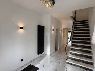 <p>Ruime woning met veel potentieel op een perceel van 4a 63ca, bestaande uit: inkomhal, apart toilet, wasruimte, open keuken, nachthal, 5 volwaardige kamers (waarvan één kan worden ingericht als slaapkamer, hobbyruimte of praktijkruimte), 2 badkamers en een inpandige garage. <br /><br />Deze woning beschikt over een bewoonbare oppervlakte van ca. 200 m². Achteraan bevindt zich een aangename tuin met tuinhuis. Dankzij de ruime en flexibele indeling is deze woning ideaal voor grote gezinnen en voor wie wonen wil combineren met een hobby of praktijkruimte.<br /><br />Gelegen in een aangename woonomgeving met vlotte verbindingen en voorzieningen in de nabije omgeving.<br /><br />Contacteer ons kantoor voor meer info of een bezoek ter plaatse via 0472/533.946 of mail info@immo-b.be!</p>