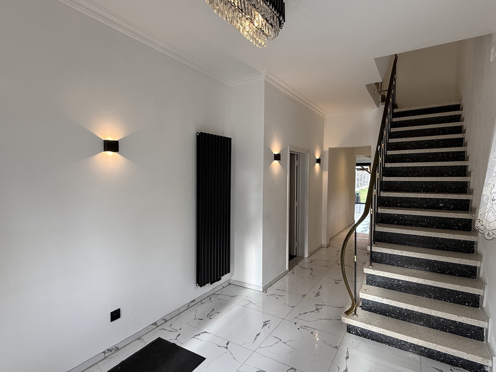 Ruime woning met 5 slpk's en tuin op 4a 63ca - foto 2