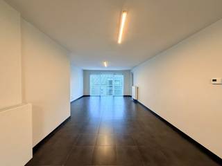 Deze residentie is gelegen vlakbij het hart van de bruisende stad Tielt. Het appartement bevindt zich binnen de ring, nabij het centrum, verschillende kleinhandel, scholen, sportgelegenheden en horeca liggen op enkele ogenblikken van dit eigendom verwijderd. Denk maar aan de donderdagmarkt  en de boerenmarkt op zaterdag die zich beide op wandelafstand bevinden. <br /><br />Via de gemeenschappelijke lift kom je op de tweerde verdieping van de residentie. Hier bevindt zich het instapklare appartement. De lichtrijke leefruimte met grote ramen zorgt meteen voor een aangenaam ruimtegevoel en sluit mooi aan op de open, geïnstalleerde keuken. Verder zijn er twee slaapkamers, een badkamer en een handige berging met aansluitingen voor wasmachine en droogkast en een apart toilet.<br />Het zuidgerichte terras is een fijne plek om te ontspannen, van ’s middags tot ’s avonds.<br /><br />Daarnaast beschik je over een extra berging op -1 en een autostaanplaats. Kortom: een instapklaar appartement met een praktische indeling, veel licht en alles binnen handbereik.<br /><br /><strong>Goed om weten:</strong><br />Basishuurprijs: €800,-/maand<br />Provisie: €80,-/maand<br />Vrij vanaf heden<br /><br /><strong>Ook wild geworden van deze thuis? <br />Twijfel niet langer en leg vandaag nog uw bezoek vast! </strong>