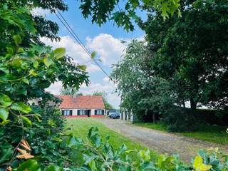 Te renoveren hoeve op een prachtig perceel van 2.340 m², gelegen in het landelijke Korteboeken te Zomergem. De rustige ligging in een groene...