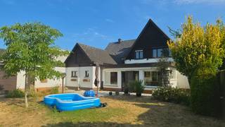 Ruime villa op een open bebouwing met mogelijkheid voor praktijk-/handelsruimte en zuid tuin.<br /><br />De woning beschikt over 4 ruime slaapkamers en 2 badkamers, ideaal voor een groter gezin.<br /><br />Het pand is geschikt voor vrije beroepen of een zelfstandige activiteit. Er is een aparte toegang voorzien. Vooraan is er doorlopende parking.<br /><br />De villa is deels gerenoveerd en kan nog afgewerkt worden naar eigen smaak.<br /><br />Er is een goed onderhouden en zuid gerichte tuin met groot tuinhuis op een perceel van 1027 m².<br /><br /><br /><br /><br /><br /><br /><br /><br /><br /><br /><br /><br /><br /><br /><br /><br />