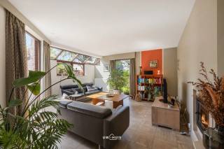 Deze charmante woning is ontworpen met oog voor licht en ruimte, waardoor je optimaal kan genieten van het prachtige uitzicht op de tuin en de omliggende velden. Dankzij de grote raampartijen baadt de woning in natuurlijk licht, wat zorgt voor een aangename en open sfeer.<br />De woning is instapklaar, maar biedt tegelijkertijd nog mogelijkheden om ze naar eigen smaak verder te moderniseren. De ruime leefruimte met gezellige houtkachel vormt het hart van het huis. De recent vernieuwde keuken is volledig uitgerust met alle nodige toestellen en biedt een mooi zicht op de tuin.<br />Verder beschikt de woning over een praktische berging met extra doucheruimte en een garage. Op de bovenverdieping bevinden zich drie volwaardige slaapkamers, een ruime overloop, extra bergruimte en een badkamer.<br />Met twee toiletten, dubbele beglazing en een gunstig EPC is deze woning ook op vlak van comfort en energiezuinigheid een uitstekende keuze. De rustige ligging met open zicht op de velden maakt het plaatje compleet.