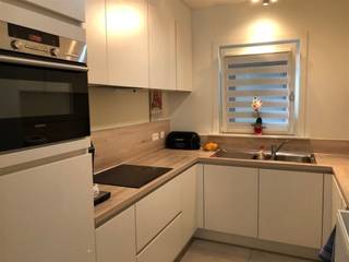 <p><span>Duplexappartement met inkomhal; afzonderlijke WC; living met toegang tot het terras en open keuken ingericht met afwasbak, vitrokeramische kookplaat, dampkap, oven, vaatwas, koelkast en kasten; berging met voorzieningen voor wasmachine;</span></p><p><span>Verdiep: nachthal; 3 slaapkamers waarvan 1 zeer groot; badkamer met dubbele lavabo, ligbad en douche; afzonderlijke WC; berging; zonnig en aangenaam terras met stadstuin; Autostaanplaats S11;</span></p><p><span>Algemene kosten inbegrepen in de huurprijs.</span></p><p><span>Nutsvoorzieningen: water, elektriciteit (dubbel tarief), centrale verwarming op gas, dubbel glas</span></p><p><span> </span></p>