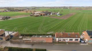 &gt;<strong>Ligging &amp; Indeling</strong><br />Hier geniet u dagelijks van weidse, landelijke uitzichten rondom de woning. Het terras en de ruime zijtuin vormen de perfecte plek om tot rust te komen terwijl u uitkijkt over het open polderlandschap. De combinatie van groen, ruimte en privacy maakt dit tot een zeldzaam aanbod in de regio.
<h3>Deze woning beschikt over een lichtrijke leefruimte en keuken, waar grote raampartijen zorgen voor een maximale connectie met de omgeving. Verder zijn er momenteel meerdere slaapkamers aanwezig, met de mogelijkheid tot het creëren van 3 volwaardige - ideaal voor gezinnen of wie extra ruimte wens voor een bureau of hobbykamer. Een grote, vlot toegankelijke garage met bijkomende berging biedt tal van praktische mogelijkheden, zowel voor de wagen, fietsen als extra werk/opslagruimte.<br /><br /><strong>Renovatiekans met potentieel</strong><br />Deze woning vraagt opfrissingswerken, maar biedt net daardoor een unieke kans om ze volledig naar eigen smaak en stijl in te richten. Met de juiste aanpak kan dit pand uitgroeien tot een charmante en karaktervolle dijkwoning op een werkelijk uitzonderlijke locatie.</h3>
<h3><strong>Troeven</strong></h3>
<ul><li><strong>Unieke ligging met panoramisch zicht</strong></li><li><strong>Uitzicht op de Isabellapolder</strong></li><li><strong>Ruime zijtuin en terras</strong></li><li><strong>Grote toegankelijke garage met berging</strong></li><li><strong>Mogelijkheid tot 3 slaapkamers</strong></li><li><strong>Lichtrijke leefruimte</strong></li><li><strong>Renovatiepotentieel</strong></li></ul>
<p><strong>UW DROOMWONING? ZO GEVONDEN!</strong></p>