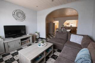 Welkom te Rekkem. Bij het betreden van de woning komt u terecht in een ruime en lichtrijke leefruimte die naadloos overgaat in de open keuken...