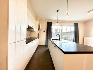 Deze woning is gelegen op een steenworp van het centrum van Staden.<br /><br /><span>De woning is ingedeeld als volgt: </span><br />Op de gelijkvloerse verdieping: inkomhal met gastentoilet, zeer ruime berging, lichtrijke woonkamer met open keuken en zonnige tuin.<br />Op de eerste verdieping: 3 slaapkamers en een badkamer (bad, douche, toilet en dubbele wastafel).<br />De woning beschikt eveneens over een zolder.<br /><br />PLUSPUNTEN: <br />- ENERGIEZUINIG <br />- 3 SLAAPKAMERS <br />- ZONNIGE TUIN<br /><br />Beschikbaar vanaf 1/01/2027