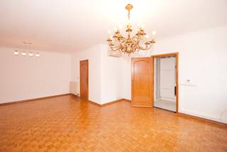 Dit ruime, instapklaar appartement met lift ligt op de bovenste verdieping van een kleinschalige residentie. Op een toplocatie in de...