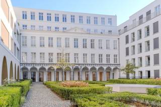 - Kantoor 800m²<br />- Instapklaar<br />- In het historisch centrum<br />- Private ondergrondse parking<br />- <span>Zeer goed bereikbaar met de fiets en openbaar vervoer<br />- Private toegang<br />- 3 grote lichtkoepels<br />- Binnentuin<br />-</span> Ventilatiesysteem D, vloerverwarming via 2 warmtepompen<br />- Ondergrondse parking (optioneel beschikbaar)<br />- Installatie laadpalen mogelijk