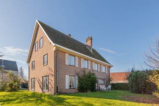 <p>Ben je op zoek naar een ruime woning met vijf slaapkamers en veel potentieel in een rustige en groene buurt van Mechelen? In de gegeerde wijk Kauwendael vind je deze vrijstaande woning op een mooi perceel met een aangename tuin.<br /><br />De woning ligt in een doodlopende straat vlak bij het Tivolipark. Het centrum van Mechelen bereik je vlot met de fiets en dankzij de goede verbindingen naar de E19 en de R6 geniet je van een uitstekende bereikbaarheid. In de nabije omgeving vind je bovendien verschillende winkels en supermarkten.<br /><br />Je komt binnen via een ruime inkomhal met een authentieke trap naar de eerste verdieping.<br /><br />Op het gelijkvloers bevindt zich de leefruimte met veel lichtinval en zicht op de tuin. Aansluitend vind je de keuken met plaats voor een eethoek. Verder beschikt het gelijkvloers over een toilet, garage en praktische zij-ingang.<br /><br />Via de zij-ingang bereik je een tweede trap naar de verdieping en de zolder.<br /><br />De eerste verdieping bestaat uit een ruime overloop, vijf slaapkamers (waarvan drie met lavabo), een badkamer en een apart toilet. Hierdoor zijn er heel wat mogelijkheden, bijvoorbeeld voor een groot gezin, bureau of hobbyruimte.<br /><br />De zolderverdieping vormt een grote troef met een zolder van meer dan 100 m² (met verwarming en twee ramen). Daarnaast is er nog een tweede kleinere zolder met extra bergruimte.<br /><br />De woning beschikt over een EPC-label D en een alarmsysteem.<br /><br />Ben je op zoek naar een ruime gezinswoning met mogelijkheden op een rustige locatie in Mechelen? Neem gerust contact met ons op voor meer informatie of een bezoek.</p>