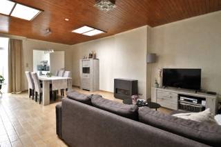 NETTE WONING TUSSEN KORTRIJK EN HEULE Aangename woning met mooie afmetingen.De voorplaats is multi inzetbaar, als huisbureau, speelkamer of...