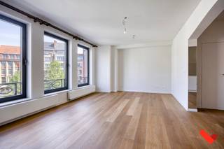 In het bruisende centrum van Leuven, met zicht op het levendige Rector De Somerplein en de Sint-Pieterskerk, bevindt zich dit volledig vernieuwde, instapklare appartement van 79m² (cfr. EPC) met één slaapkamer. Het appartement is vlot toegankelijk via de personenlift die aanwezig is in het gebouw.<br /><br />De grote troef van dit appartement is zonder twijfel de open leefruimte met panoramisch uitzicht over het stadscentrum.<br /><br />De keuken is geïntegreerd in de leefruimte en is volledig uitgerust voor optimaal kookcomfort.<br />Aansluitend op de slaapkamer bevindt zich een moderne badkamer met inloopdouche en lavabo. Verder is er een aparte wc en een compacte wasruimte aanwezig in het appartement.<br /><br />Dit appartement biedt het perfecte evenwicht tussen modern wooncomfort en een uitzonderlijke ligging, midden in de stad, op wandelafstand van winkels, horeca, openbaar vervoer, <br />cultuur en talrijke universitaire faculteitsgebouwen. Ideaal voor wie het bruisende stadsleven wil ervaren.<br /><br />Troeven:<br />- bushalte voor de deur, met buslijnen naar verscheidene campussen en treinstation<br />- gelegen aan het Rector De Somerplein met panoramisch zicht<br />- volledig vernieuwd met gunstig EPC B<br />- asbestvrij<br />- kelderruimte gelegen op -1 van +/- 5m²<br />- ruime inbouwkleerkast in de slaapkamer<br />- combi-wasmachine aanwezig<br />- alle vensters zijn voorzien van afneembare vliegenramen<br />- ingang tot het appartement via een pantserdeur (inbraak- en brandwerend volgens WK3-standaard)