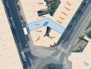 Gelegen in de stadskern van Ronse biedt deze eigendom een tal aan mogelijkheden, dit gezien zijn ruim bewoonbare oppervlakte en de achterliggende loods met uitweg op de Olifantstraat. Ideaal geschikt voor wonen in combinatie met een zelfstandige activiteit, opbrengsteigendom of een ruime woning met stadstuin, garage en uitweg. Indeling, gelijkvloers: inkomhal met toegang tot de droge en ruime stakelder, woonkamer met eetplaats, keuken, badkamer, apart toilet, overloop en ruime loods/magazijn met uitweg op de Olifantstraat. Eerste verdiep: traphal en 3 slaapkamers. Zolderverdiep: kan ingericht worden als extra slaapkamers. Technisch: te renoveren, deels dubbele beglazing, verwarming via kachels op aardgas, hoge plafondhoogte = ruime volume, EPC-label: F en renovatieplicht. Mogelijkheid tot samen aan te kopen met de naastliggende eigendom op nr. 46. Voor meer informatie en/of bezichtiging, contacteer IMMOBOSS: 0472 93 98 79 of tom@immoboss.be