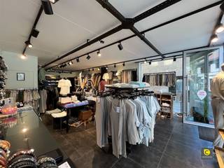 Ready-to-use commercial property for sale in the heart of Aartselaar Looking for a top commercial location with visibility and charm? Discover this...