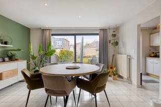 Ontdek dit charmante gelijkvloers appartement gelegen in de rustige centrum van Gooik (Pajottegem). Bij het betreden van het appartement kom je in...