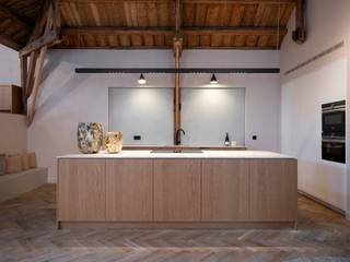 Energiezuinige loft van maar liefst 338 m² bewoonbare oppervlakte met 3 slaapkamers en evenveel badkamers maakt deel uit van een kleinschalig gebouw in neo-renaissancestijl op de hoek van de Mutsaardstraat/ Lange Noordstraat en straalt klasse en monumentaliteit uit. De loft werd in 2022 volledig vernieuwd en strekt zich uit over de tweede en derde verdieping van het gebouw Nottebohm.<br /><br />Totaal vernieuwing van de nutsvoorzieningen, gloednieuwe badkamers, installatie van airco's in elke kamer, nieuw aangelegde visgraat parket, hyper Amerikaans geïnstalleerde keuken, nieuwe akoestische trippel beglazing in de ramen. De grootste troeven zijn het zeer ruime dak terras met 360 graden view over de stad Antwerpen, met uitkijk op zowel het MAS, de Kathedraal als de Boerentoren. Hier kan u genieten van de zon op elk uur van de dag, met de nodige privacy. De loft is voorzien van een privé lift en er is de mogelijkheid tot het huren van een garagebox tegenover het gebouw. Het eigendom wordt volledig bemeubeld verkocht, voorzien van alle meubels, accessoires, linnen, gordijnen, verlichting enzovoort. <br /><br />Bijzonderheden: <br />- Uitzonderlijk hoge afwerkingsgraad<br />- Privé lift <br />- Dak terras met 360 graden view over de stad Antwerpen<br />- Mogelijkheid tot het huren van een garagebox aan de overkant van het gebouw <br />- Volledig bemeubeld<br />- Volledig gerenoveerd in 2022<br />- Maakt deel uit van een kleinschalig gebouw in neo-renaissancestijl <br />- EPC: 160 kWh/m² - B