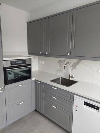 Dit verzorgde appartement is gelegen aan de Ertbrandstraat in Kapellen en beschikt over een ruime en lichtrijke leefruimte met grote raampartijen. De aparte keuken is volledig ingericht en voorzien van onder meer een kookplaat, oven, vaatwasser en voldoende kastruimte.
Het appartement beschikt verder over twee slaapkamers. De badkamer is uitgerust met een dubbele lavabo, een ruime inloopdouche met regendouche en een handdoekradiator. Daarnaast is er een apart gastentoilet.
Doorheen het appartement werd gekozen voor een neutrale en verzorgde afwerking met een doorlopende tegelvloer. Met een EPC-score van 170 kWh/m² (label B) is het appartement bovendien energiezuinig.
Gelegen op een centrale locatie in Kapellen, met winkels, openbaar vervoer en andere voorzieningen in de nabije omgeving.
Lage gemeenschappelijke kosten van € 10 per maand.
Interesse in een bezichtiging? Contacteer ons via email op info@vastgoed03.be