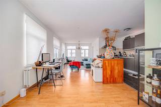 <p><span>L'appartement est situé dans le quartier rénové et en plein essor de Slachthuis, un quartier qui a subi une transformation nettement positive ces dernières années. Il se trouve à quelques pas du Lobroekdok et du Park Spoor Noord et est entouré de nouveaux magasins, de cafés et de restaurants agréables.</span></p><p><span> </span></p><p><span>L'appartement est situé au troisième et dernier étage d'un petit immeuble bien entretenu. Le hall d'entrée mène directement à l'espace de vie. Grâce à ses hauts plafonds, ses grandes fenêtres et sa situation en angle, l'appartement bénéficie d'une agréable sensation d'ouverture et d'une abondance de lumière naturelle.</span></p><p><span> </span></p><p><span>L'espace de vie est occupé au centre par une cuisine ouverte, équipée d'une plaque de cuisson au gaz, d'un four encastré et d'un lave-vaisselle. À l'avant de l'espace de vie se trouve une pièce de rangement séparée avec une plomberie pour la machine à laver et le sèche-linge.</span></p><p><span> </span></p><p><span>À l'arrière se trouve la chambre à coucher, calme et bien équipée.</span></p><p><span> </span></p><p><span>Caractéristiques :</span></p><p><span>-idéal pour débuter ou pour investir</span></p><p><span>-situé au troisième et dernier étage</span></p><p><span>-toiture rénovée en 2025</span></p><p>-<span>Label EPC </span><span>.....</span></p><p><span>-pas de charges communes mensuelles</span></p><p><span>-immeuble de petite taille et bien entretenu</span></p><p><span> </span></p><p><span> </span></p>