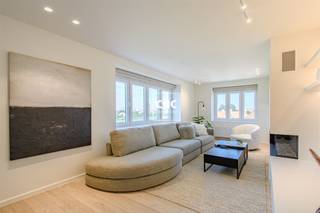 Prachtig lichtrijk hoek appartement met kwalitatieve afwerking met zicht op het Zegemeer. Het appartement is rustig gelegen en omvat: een inkomhal met een aparte toiletruimte en een vestiaire. De woonkamer en open keuken kijken uit op het Zegemeer. De keuken is afgewerkt met een Carrara marmer blad en voorzien van alle keuken toestellen. Het heeft 3 volwaardige slaapkamers met reeds ingemaakte kasten en een eigen bad- of douche kamer. Er is een mogelijkheid tot aankoop van garagebox in de residentie. Dit appartement word gemeubeld verkocht!Wenst u bijkomende informatie of wenst u een bezoek in te plannen?Contacteer Nathalie Colpaert op het nummer 0495/62 18 81 of via mail info@immocnc.be.