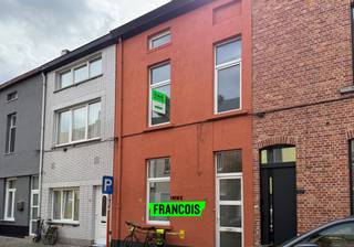 Deze charmante rijwoning is gelegen in de Cederstraat te Gent, een rustige straat met een uitstekende ligging. In de nabije omgeving vindt u tal van winkels, supermarkten, scholen en gezellige horecazaken. Bovendien geniet u van een vlotte bereikbaarheid dankzij het openbaar vervoer en de nabijheid van belangrijke invalswegen, waardoor zowel het stadscentrum als omliggende gemeenten gemakkelijk te bereiken zijn.<br /><br />U betreedt de proper opgeknapte woning via de inkomhal die toegang geeft tot de lichtrijke leefruimte met ingerichte keuken. Alles is aanwezig, behalve een frigo met diepvriesvak. De leefruimte geeft uit op een gezellige, zuidgerichte stadskoer waar het aangenaam vertoeven is. Op verdieping -1 bevindt zich een ruime kelder. De eerste verdieping beschikt over een grote badkamer met dubbele lavabo, douche, ligbad, handdoekdroogrek en aansluiting voor de wasmachine, een apart gastentoilet en een eerste volwaardige slaapkamer. Op de tweede verdieping bevinden zich nog twee bijkomende slaapkamers.<br /><br />Deze topper is beschikbaar vanaf 01/05/2026 via een 9-jaarcontract voor een maandelijkse huurprijs van €1175. EGW-kosten zijn apart voor rekening van de huurder en het plaatsen van een domicilie is verplicht.<br /><br />Heeft deze woning uw interesse gewekt? Neem dan zeker contact op door een mailtje te sturen naar gent@immofrancois.be<br /><br /> en wie weet zien wij elkaar heel binnenkort op de bezoekdag!<br /><br />
