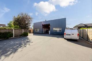 Multifunctionele site (totaal 2.621m²) bestaande uit KANTOREN met DUPLEXAPPARTEMENT van 2013, MAGAZIJN van 800 m² en perceel GROND van 583 m².<br />Aan de straatzijde werd RECENT GEBOUWD in 2015, hier vinden we op het gelijkvloers een lichtrijke kantoorruimte van 114 m² met bureau’s, koffiehoek en keuken. Ze beschikt tevens over een aparte vergaderruimte met ingerichte keuken op het eerste verdiep.<br />Voorzien van ZONNEPANELEN, airco en screens. Ideaal voor het ontvangen van klanten.<br />EPC kantoor label A.<br /><br />Boven is er een KNAP DUPLEXAPPARTEMENT (145 m²) met 2 slaapkamers en zonneterras. Stijlvol ingericht en geschilderd, momenteel verhuurd. EPC label A - 60 kWh/m² jaar.<br /><br />Het MAGAZIJN geniet 2 TOEGANGEN, ook achteraan het perceel is er UITGANG! Voorzien van 2 elektrische poorten, alsook bureel en sanitair aanwezig. Met zijn 15 m breedte en 54 m diepte zijn de mogelijkheden zeer uiteenlopend.<br />Buiten is er heel wat plaats voor opslag en/of voertuigen, en een extra LOT GROND van 583 m² aanwezig.<br /><br />Verder beschikt deze eigendom over een verharde oprit, TWEE INRITTEN, verschillende parkeerplaatsen, wat zowel voor klanten als personeel erg praktisch is. ASBESTVEILIG.<br /><br />PERFECTE BEREIKBAARHEID, nabij de expresweg & A11 met directe ontsluiting naar Brugge/ Zeebrugge. UITSTEKEND GELEGEN voor ondernemers die wonen en werken willen combineren. Want met Sint-Pietersplas aan de overkant en alle winkels van het B-park in de buurt, is ook WONEN hier AANGENAAM!<br /><br />Is het nog niet helemaal duidelijk hoe INTERESSANT deze site wel degelijk is? CONTACTEER ONS dan voor informatie of een bezichtiging ter plaatse!