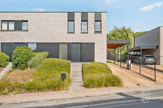 Deze recente halfopen woning uit 2021 ligt in het centrum van Anzegem, op wandelafstand van winkels, scholen en dagelijkse voorzieningen.Verkoop onder registratierechten mogelijk! Een hedendaagse woning met een praktische indeling, veel licht en een aangenaam gevoel van ruimte. Omheinde tuin, terras, oprit en carport, en alle modern comfort. De woning is bovendien perfect onderhouden en recent volledig geschilderd.Op het gelijkvloers: een inkomhal met gastentoilet, een lichtrijke leefruimte met open keuken en aansluitende berging. Vanuit de leefruimte kijk je uit op het terras en de tuin.Boven zijn er drie volwaardige slaapkamers, een extra bergruimte, apart toilet en een ruime badkamer met zowel inloopdouche als bad.De troeven: recente bouw uit 2021, 3 slaapkamers, 6 zonnepanelen, energiezuinig, onderhoudsvriendelijke tuin en terrasrecent volledig geschilderdEen recente woning met alles wat je vandaag zoekt: comfortabel, energiezuinig en goed gelegen.