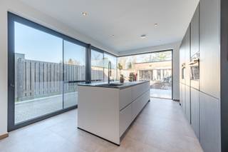 Deze ruime loods/hangaar heeft een indrukwekkende oppervlakte van 315m² en een vrije hoogte van +/- 3m. De loods is vergund om 1m hoger te...
