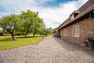 In een bijzonder rustige en groene omgeving in Zulte bevindt zich dit uitzonderlijke landgoed, discreet verscholen op een privédomein van 6,2 hectare. Omgeven door water en natuur, met een eigen stuk van de oude Leie dat integraal deel uitmaakt van het geheel, geniet men hier van een ongeziene rust en privacy. Een zeldzame combinatie van exclusief wonen en een unieke natuurbeleving.<br /><br />Via de statige toegangspoort en de lange oprijlaan bereikt u de villa, die harmonieus opgaat in haar groene omgeving. De grote raampartijen zorgen voor een naadloze verbinding tussen binnen en buiten, terwijl vloerverwarming, automatische gordijnen en een sfeervolle houtkachel bijdragen aan een bijzonder aangenaam wooncomfort. De tijdloze keuken sluit perfect aan bij de royale leefruimtes.<br /><br />Een afzonderlijke vleugel werd volledig ingericht als wellnessruimte met verwarmd binnenzwembad, stoomcabine en bijhorende faciliteiten. Aan de andere zijde van de woning bevindt zich een royale hal met aansluitende doorloopkamer, momenteel ingericht als bureau en voorzien van een eigen badkamer. Deze ruimte biedt tal van mogelijkheden, gaande van een gastensuite tot een praktijkruimte of een rustige thuiswerkplek. <br />Op de verdieping bevinden zich onder meer de master suite met terras en een prachtig uitzicht over het domein, aangevuld met een tweede slaapkamer, een extra badkamer en een polyvalente ruimte.<br /><br />Ook ondergronds werd niets aan het toeval overgelaten. De volwaardige kelderverdieping, bereikbaar via lift of trap, omvat de technieken, bijkomende bergruimtes en een ruime garage voor meerdere wagens.<br /><br />Wat deze eigendom uniek maakt, is het uitzonderlijke domein waarin zij zich bevindt. Met uitgestrekte vergezichten en een eigen Leiearm die mee deel uitmaakt van het geheel, geniet men hier van een zeldzame rust en verbondenheid met de natuur. Een exclusief landgoed voor wie discretie, ruimte en absolute privacy naar waarde weet te schatten.<br /><br />Hebt u interesse in dit exclusief landgoed met eigen Leiearm? Wij plannen graag een bezoek voor u in. <br /><br />UC: 20260201-0003786844-RES-1
