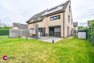 <p><span>Beautiful home in a pleasant, child-friendly location in Boortmeerbeek</span></p><p><span> </span></p><p><span>Located on a quiet cul-de-sac just around the corner from the Bloso park—the ideal setting for playing together, walking, or biking—you’ll find this move-in-ready home on a lovely lot. </span></p><p><span> </span></p><p><span>The entryway, complete with a guest bathroom, offers your first glimpse of this move-in-ready home. The spacious living area, with a view of the garden, is perfect for relaxing. The dining area with an open kitchen makes it all even more enjoyable. Adjacent to this is a practical storage room accessible from both the kitchen and the entryway. </span></p><p><span> </span></p><p><span>On the first floor: 3 spacious bedrooms—all equipped with built-in closets—and the bathroom with a bathtub, shower, double sink, and toilet. There is also a separate laundry room. Through the night hall, you reach the second floor, which features a fourth bedroom and a multifunctional room that can be used as an office, playroom, or extra bedroom. </span></p><p><span> </span></p><p><span>The backyard, with a spacious terrace & and a garden shed, is the ideal spot to relax or for the kids to play. Finally, there’s plenty of parking space on the driveway. </span></p><p><span> </span></p><p><span>An added bonus: the home is equipped with solar panels.</span></p><p><span> </span></p><p><span>Would you like to schedule a tour? Contact us!</span></p><p><span> </span></p><p><span>015 20 36 00 - <span>info@domoxim.be</span></span><span> </span></p><p><span> </span></p><p><span>domoXim. Where dreams come home!</span></p><p><span> </span></p><p><span>Want to know the value of your </span><span>own</span><span> home? We’d be happy to advise you.</span></p>