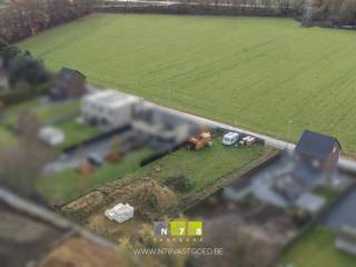 <strong>BOUWGROND VOOR OPEN BEBOUWING OP EEN PERCEEL VAN 10A86CA TE DILSEN.<br /><br /></strong><strong>TROEVEN<br /></strong><span>- Rustige ligging.<br /></span>- Inclusief goedgekeurde bouwplannen; de b<span>ouwvergunning werd reeds verleend in 2024.<br /><br /></span><strong>VERGUNNING VERLEEND OP 23/02/2024</strong><br />Voor dit onroerend goed gelegen aan de Kruishoefstraat 8A te 3650 Dilsen-Stokkem werd op 23 februari 2024 een omgevingsvergunning verleend voor het bouwen van een eengezinswoning, een zwembad, een wadi en een buitenberging/carport. <span>Deze vergunning én goedgekeurde bouwplannen kunnen ingekeken worden, enkel tijdens afspraak op ons kantoor.<br /><br /><strong>RENDERS</strong><br />De gepubliceerde 3D-renders werden voorzien door architect Joris Roex.<br /><br /><strong>STEDENBOUWKUNDIGE VOORSCHRIFTEN</strong><br />Voor dit perceel zijn geen BPA-, RUP- of verkavelingsvoorschriften van toepassing. De algemene bouwvoorschriften zijn als volgt:<br />• Max. bouwdiepte gelijkvloers max. 17m. Indien er vanuit het ontwerp nood is aan een iets grotere bouwdiepte, kan hier beperkt en gemotiveerd van afgeweken worden. Dit moet voorafgaand aan de dienst Omgeving voorgelegd worden.<br />• Max. bouwdiepte verdieping max. 12m.<br />• Max. bouwhoogte 2 bouwlagen.<br />• Dakvorm vrije keuze (plat of hellend).<br />• Afstand tot de laterale perceelsgrens is min. 3m.<br />• Inplanting voorgevel min. tussen de woningen nr. 8 en 10.<br />• Elk ontwerp moet voldoen aan onze verordening wonen: https://www.dilsen-stokkem.be/verordening-wonen.<br />• Max. grootte van de bijgebouwen is 75m².<br /><br />Bekijkt u deze advertentie via een aanverwante vastgoedsite, surf dan zeker naar onze website www.N78vastgoed.be voor een uitgebreide beschrijving en foto's. Meer info: +32 (0)89 86 18 88 of info@N78vastgoed.be.</span><strong><br /></strong>