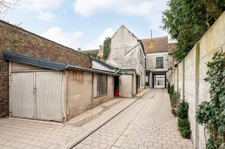 <br /><em><span><span><span><span><span><span><span><span><span><span><span>Deze te renoveren woningen hebben een grote vloeroppervlakte en mooie lichtinval.<br /><br />Gelegen op de Boelare nabij de Markt van Eeklo biedt dit huis niet alleen mogelijkheden om in het centrum te wonen, maar ook een professionele activiteit uit te oefenen.<br /><br />Samenstelling woning herenhuis Boelare 41: ruime inkomhal, diverse woonkamers, eetkamer, bureauruimte, keuken met aanpalende bergingen en een ruime kelderverdieping.<br /><br />Op de 1e verdieping: 3 grote slaapkamers, 2e woonkamer, keuken.<br /><br />Er is een complete zolderverdieping boven het hoofdgebouw met een vaste trap en zolderberging boven de achterbouw.</span></span></span></span></span></span></span></span></span></span></span><br /><span><span><span><span><span><span><span><span><span><span><span> </span></span></span></span></span></span></span></span></span></span></span><br /><span><span><span><span><span><span><span><span><span><span><span>Samenstelling Boelare 43: Het gebouw die zich achter de herenwoning bevindt, heeft heel wat mogelijkheden. Er is een aparte inkom voorzien, zodat deze ideaal kan ingericht worden als professionele ruimte of een 2<sup>e</sup> woonst.</span></span></span></span></span></span></span></span></span></span></span><br /><span><span><span><span><span><span><span><span><span><span><span> </span></span></span></span></span></span></span></span></span></span></span><br /><span><span><span><span><span><span><span><span><span><span><span>Op het gelijkvloers: inkomhal, woonkamer met zithoek, keuken met eetplaats en aanpalende bergingen. </span></span></span></span></span></span></span></span></span></span></span><br /><span><span><span><span><span><span><span><span><span><span><span> </span></span></span></span></span></span></span></span></span></span></span><br /><span><span><span><span><span><span><span><span><span><span><span>Op de 1<sup>e</sup> verdieping: 2 slaapkamers, mogelijkheid tot badkamer en een ruime zolderverdieping.<br /><br />Er is ook een ruime buitenberging met garage.<br /><br />Een ideale locatie voor een zelfstandige uitbating op het gelijkvloers met een enorm ruim appartement daarboven!<br /><br />Bel ons snel voor een bezoek!</span></span></span></span></span></span></span></span></span></span></span></em>