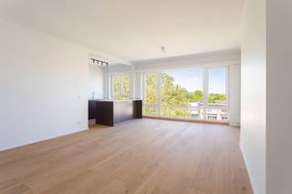 <strong>Wilrijk - Kwalitatief nieuw gerenoveerd en lichtrijk 2 à 3 slaapkamer dakappartement met extra bureau-, dressingkamer en een zonnig terras. </strong><strong>Gelegen op een toplocatie nabij de gegeerde Pulhofwijk, geniet u van alle comfort op wandelafstand: van ambachtelijke bakkers en supermarkten tot scholen en ziekenhuizen. Dankzij de nabijheid van belangrijke invalswegen is de bereikbaarheid uitstekend. <br /><br />Mogelijkheid tot aankoop van een ondergrondse autostaanplaats in het gebouw.<br /></strong><br /><span><strong>INDELING: </strong></span><br />Via de INKOMHAL met apart gastentoilet heeft u toegang tot de ruime en lichtrijke LIVING ca. 33m² op parket met open ingerichte KEUKEN <br />ca. 7m² voorzien van een kookeiland, een ontbijthoek, opbergkasten en kwalitatieve toestellen: inductiekookplaat met ingebouwde afzuiging, ruime koelkast met diepvries, oven, afwasmachine en een spoelbak.<br />Een handige BERGING met ruime ingemaakte kast. De ansluiting voor uw wasmachine en droogkast zijn hier aanwezig. <br /><br />Via de NACHTHAL met ingemaakte kast, is er toegang tot de slaapkamers op parket en de ingerichte moderne BADKAMER ca. 5m², voorzien van ruime inloop regendouche en een wastafel in een meubel met spiegel.<br />De eerste SLAAPKAMER ca. 10m² en tweede SLAAPKAMER ca. 18m² geven toegang tot het zuidgerichte TERRAS ca. 5m² met extra opbergkast. De derde polyvalente RUIMTE van ca. 12m², voorzien van lichtkoepel en afgewerkt met parket, biedt de perfecte ruimte voor een riante dressing of een rustige thuiswerkplek.<br /><br />Heerlijk genieten kan u op het zonnige TERRAS. <br /><br />De KELDER is inbegrepen. Een ondergrondse parkeerplaats in het gebouw is apart te koop voor 20.000€.<br /><br /><span><strong>BIJZONDERHEDEN:</strong></span><br />* Nieuw gerenoveerd 2 à 3 slaapkamer dakappartement op uitstekende locatie. <br />* Kwalitatieve afwerking - totale renovatie (2026)<br />* Mobiscore 9,0<br />* Zonnig zuidgericht terras achteraan <br />* Inclusief kelderberging<br />* Een ondergrondse parkeerplaats is apart te koop