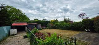 Vrijstaande woning met potentieel — 4 slaapkamers en 2 garages te Hove<br /><br /><br />Op een rustige locatie in Hove vindt u deze vrijstaande gezinswoning met heel wat mogelijkheden. Een pand met ruimte en volume, klaar om door de juiste kopers opgefrist en naar eigen smaak ingericht te worden.<br /><br />Via de oprit bereikt u de woning, met zowel een grote inpandige als een vrijstaande garage in de tuin. Binnen treft u een ruime living die doorloopt in de keuken en veranda, met directe toegang tot de tuin. <br />Boven liggen vier slaapkamers en een badkamer, en de royale zolder biedt extra ruimte voor hobby en opslag.<br /><br />Wie op zoek is naar een vrijstaande woning om een eigen stempel op te drukken, zit hier goed.<br /><br />Troeven<br />• Vrijstaande woning op een rustige locatie in Hove<br />• Oprit + inpandige en vrijstaande garage<br />• Ruime living, keuken en veranda met toegang tot de tuin<br />• 4 slaapkamers, 1 badkamer<br />• Ruime zolder voor hobby en opslag<br />• Tuin<br />• EPC: D (330 kWh/m2 jaar) - Geen renovatieplicht<br />• Mobiscore 8,7