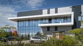 Logistics warehouse of 12,953 m², combined with 71 m² of move-in ready offices and 1,407 m² mezzanine, for rent.The building is strategically located...