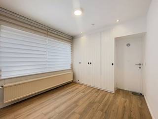 Welkom in deze halfopen bebouwing die uitblinkt in ruimte, licht en potentieel. Met haar 230 m² bewoonbare oppervlakte en 5 slaapkamers biedt deze woning plaats aan wie groots wil wonen. Of je nu droomt van een gezellige gezinswoning, een cohousingproject, een kangoeroewoning of gewoon wat extra ruimte wil voor hobby’s of thuiswerk, hier kan het allemaal.De woning beschikt over een perceel van 347 m². Dankzij de grote ramen geniet je overal van veel natuurlijke lichtinval, wat zorgt voor een aangename en open sfeer. De ingebouwde kasten bieden extra opbergruimte en maken het geheel bijzonder praktisch. Naast de leefruimtes vind je ook ingebouwde kasten, een kelder, wasplaats en meerdere bergruimtes wat zorgt voor praktisch wooncomfort.Buiten wacht een westgerichte tuin met terras, de perfecte plek om te ontspannen of te genieten van een zomeravond in de zon. Ook bevindt zich op het perceel een aparte garage met smeerput, ideaal voor wie graag sleutelt of extra bergruimte nodig heeft.De centrale ligging is een absolute troef: het station en winkels liggen vlakbij, en ook de oprit van de E40 bevindt zich op enkele minuten rijden. Zo geniet je van een uitstekende bereikbaarheid richting Brugge en Gent. Daarnaast geniet je hier van een vlotte verbinding richting de kust, wat deze locatie aantrekkelijk maakt voor wie rust en toegankelijkheid wil combineren.