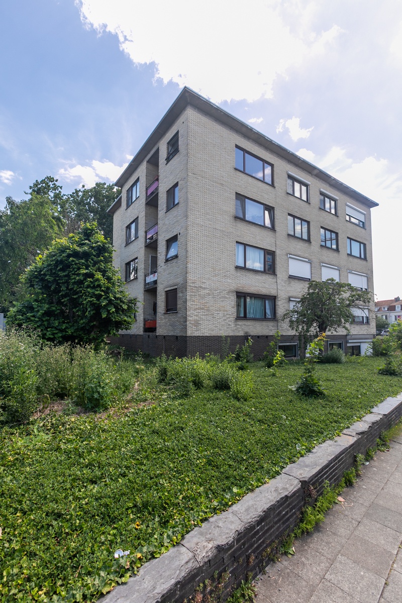 Centraal gelegen appartement van 94m² met 3 slaapkamers, kelder en garage (Energielabel B).(foto's via A. I. bewerkt)