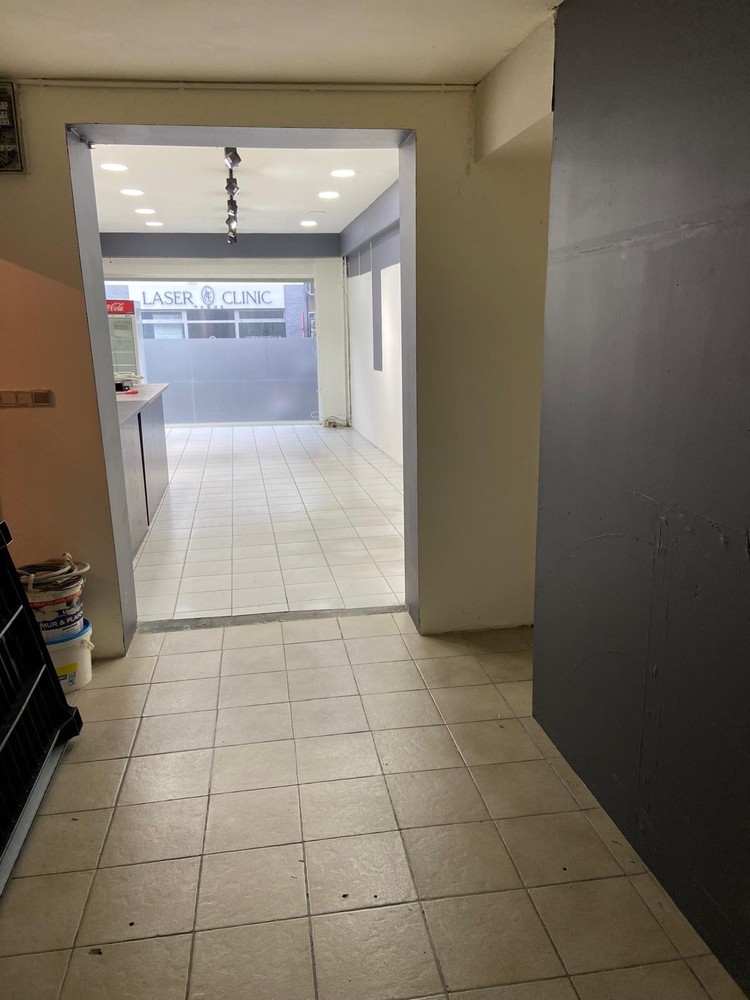 Gebouw met gemengd gebruik, handelspand + woonst, ideaal gelegen - foto 5