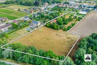Op een landelijke en rustige locatie, op het einde van een doodlopende straat, ligt deze hoevewoning. Ze omvat een woning met schuur, tuin bij...