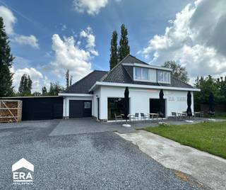 Bent u op zoek naar een commercieel pand dat klaar is voor onmiddellijke exploitatie? Dit veelzijdige handelspand biedt u de perfecte combinatie...