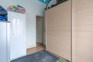 Centraal gelegen gezinswoning met 4 slaapkamers te Turnhout.EPC-Label: D | Conforme elektriciteit | AsbestvrijOmschrijving:We betreden deze woning...