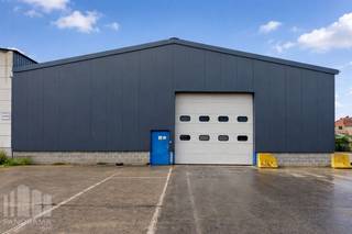 <strong>Magazijnruimte</strong> met een oppervlakte van <strong>+/-1.000 m² </strong>(20B x 50D) te huur in<strong> Zedelgem</strong>, fantastisch gelegen langs de drukke Torhoutsesteenweg (N32), de verbindingsweg tussen Brugge en Torhout. De E403 op- en afrit 11 Ruddervoorde situeert zich op amper 3,2 km.<br /><br />De loods met een vrije hoogte van 6,4 meter is toegankelijk via een automatische sectionale poort met codeklavier en een afzonderlijke toegangsdeur. Verder is het geïsoleerde magazijn voorzien van een nieuw dak en nieuwe gevelpanelen, vernieuwde LED verlichting alsook de nodige elektrische voorzieningen (3x380V en 63A). Er is een mezzanine van +/- 85 m² aanwezig met vaste trap.<br /><br />Ruime parkeergelegenheid en manoeuvreerruimte op het ruime en verharde terrein.<br />Onmiddellijk beschikbaar.<br /><br />Contacteer <strong>PANORAMA B2B</strong> voor bijkomende inlichtingen omtrent de voorschriften of een plaatsbezoek <strong>0479 70 70 73</strong>.