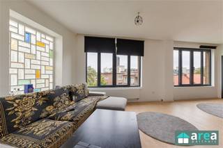 <p><span>Appartement op de Zandvlietstraat 1 te Antwerpen</span></p><p><span>Dit appartement op de derde verdieping aan de Zandvlietstraat 1 te Antwerpen combineert comfort, een praktische indeling en een uitstekende ligging. Gelegen nabij winkels, scholen, openbaar vervoer en belangrijke invalswegen geniet u hier van een vlotte verbinding naar het centrum van Antwerpen en omliggende gemeenten.</span></p><p><span>Troeven:</span></p><ul><li><span>2 volwaardige slaapkamers</span></li><li><span>Bewoonbare oppervlakte van 84 m²</span></li><li><span>Volledig gerenoveerd interieur</span></li><li><span>Geïnstalleerde keuken</span></li><li><span>Veel natuurlijke lichtinval</span></li><li><span>Ideaal voor eigen bewoning of investering</span></li></ul><p><span>Indeling:</span></p><p><span>Via de inkomhal betreedt u de aangename leef- en eetruimte, waar de grote raampartijen zorgen voor een overvloed aan natuurlijk licht. Aansluitend bevindt zich de volledig geïnstalleerde keuken, die voorzien is van alle nodige comfort.</span></p><p><span>Verder beschikt het appartement over twee volwaardige slaapkamers en een moderne badkamer met douche. Dankzij de doordachte indeling wordt de beschikbare ruimte optimaal benut, wat zorgt voor een comfortabel woongevoel.</span></p><p><span>Het appartement werd volledig gerenoveerd aan de binnenzijde en bevindt zich in uitstekende staat. Het huidige EPC-label bedraagt F, voornamelijk doordat het dak nog niet geïsoleerd werd. Dit biedt de mogelijkheid om met een beperkte energetische ingreep de energieprestatie van het appartement aanzienlijk te verbeteren. Dankzij de kwalitatieve renovatie van het interieur is de woning verder volledig instapklaar.</span></p><p><span>Voor meer informatie kan u terecht bij Area Partners: <span>info@area.be</span></span><span> of 03/284.60.60.</span></p>