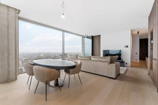 Het Serenity appartement, gelegen op de 22ste verdieping van de Antwerp Tower, biedt een oase van rust met een spectaculair uitzicht over de stad Antwerpen.<br /><br />Dit appartement met een bewoonbare oppervlakte van +-108m² bestaat uit twee stijlvolle slaapkamers, een moderne badkamer met ligbad en een aparte douchekamer.De open keuken is volledig geïnstalleerd en biedt alles wat je nodig hebt om culinair te genieten. Het appartement beschikt ook over een terras, waar je in alle rust kunt relaxen terwijl je het panoramische uitzicht over Antwerpen in je opneemt.<br /><br />Er is bovendien een aparte berging aanwezig, ideaal voor extra opslag. Een parkeerplaats kan apart worden aangekocht (60.000€), wat het wonen in dit exclusieve appartement extra praktisch maakt. Het Serenity appartement combineert luxe, comfort en een perfecte ligging op korte afstand van het Centraal Station, de opera en diverse winkels, en biedt je een thuis waar je kunt ontsnappen aan de drukte van de stad.<br /><br />EPC = E43 - Vg - Wche - Gmo - Gvkr - Gvv