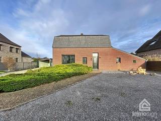 PLUSPUNTEN:<br />+ perceeloppervlakte: 1.322 m²<br />+ bewoonbare oppervlakte: 133 m² <br />+ 3 slaapkamers<br />+ ruim perceel<br />+ renovatiekans met veel potentieel<br />+ rustige ligging<br />+ groene omgeving<br /><br />ALGEMEEN:<br />In het groene en rustige Kaulille, een deelgemeente van Bocholt, vind je deze charmante woning aan de Kleine Marsestraat 38. Wie houdt van privacy, natuur en een landelijke omgeving, voelt zich hier meteen thuis. Het ruime perceel van maar liefst 1.322 m² omarmt de woning met openheid en rust, terwijl het huis zelf een warme basis vormt voor wie graag renoveert en toekomstplannen maakt.<br /><br />Bij het binnenkomen merk je meteen de authentieke sfeer die het pand met zich meebrengt. De leefruimtes kijken uit op het groene kader rondom het huis. De keuken en woonkamer vormen een fijne thuisbasis, terwijl de bovenverdieping drie volwaardige slaapkamers telt, ideaal voor een jong gezin of wie graag extra ruimte heeft voor hobby’s of logees.<br /><br />Dit is een woning voor mensen die dromen van een eigen plek op het ritme van het buitenleven. De rustige straat, het weidse uitzicht en de zachte stilte van de omgeving zorgen dagelijks voor dat vakantiegevoel. Tegelijk woon je op korte afstand van alle voorzieningen van Bocholt, waardoor praktisch comfort hand in hand gaat met landelijk wonen.<br /><br />Met zijn solide basis en overvloed aan potentieel biedt dit pand een ideale kans voor wie met zorg en visie een karaktervolle woning wil omtoveren tot een hedendaags en gezellig thuis. Een plek waar rust, ruimte en mogelijkheden perfect samenkomen.<br /><br />INDELING:<br />-0: kelder<br />+0: inkomhal, badkamer, keuken, woonkamer<br />+1: nachthal, 3 slaapkamers<br /><br />FINANCIERING:<br />Opgelet: voor woningen gelegen in België zijn enkel Belgische hypotheken mogelijk. Maak tijdig een afspraak zodat u zich op voorhand kan bevragen over de mogelijkheden.<br />Kandidaat-kopers die hun financiële plaatje al hebben voorbereid, wekken altijd meer vertrouwen.<br /><br />SUCCESVOL VERKOPEN?<br />Dankzij succesvolle transacties zijn wij steeds op zoek naar nieuw aanbod voor onze zoekende kandidaat-kopers en -huurders. Overweegt u te verkopen of te verhuren? Informeer vrijblijvend naar onze werkwijze.<br /><br />HOUD ME OP DE HOOGTE:<br />Niet gevonden wat u zocht? Schrijf u gratis in op onze website zodat u vrijblijvend op de hoogte wordt gebracht van nieuw aanbod: https://www.immosign-plus.be/nl/hou-me-op-de-hoogte/ .<br /><br />INFO & BEZOEK:<br />🔑 Een woning die je moet ervaren om volledig te waarderen.<br />Neem vandaag nog contact met ons op voor een bezichtiging en laat je betoveren door de charme van deze unieke eigendom. Contacteer ons op +32 89 87 03 67 of mail naar info@immosign-plus.be voor het maken van een vrijblijvende afspraak.