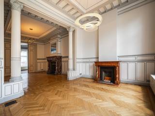 Ideaal gelegen in de Kasteleinswijk, vlak bij de Louizalaan, biedt deze volledig gerenoveerde burgerwoning een bruto vloeroppervlakte (EPC) van ± 562 m², vijf slaapkamers en een perfect georiënteerde tuin.<br /><br />De woning komt uit op een hal die toegang geeft tot de leefruimtes van ± 72 m², met plafonds van meer dan 4 meter hoog, sierlijsten en decoratieve schouwen. Deze ruimtes zijn in serie geplaatst en bieden toegang tot het terras en de tuin. Ze worden gecompleteerd door een volledig uitgeruste, halfopen keuken. Op de eerste verdieping bevindt zich de master suite van ± 83 m² met een en-suite dressing, badkamer en kantoor/boudoir. Op de tweede verdieping bevinden zich een slaapkamer met kantoor, badkamer en toegang tot een terras, en een slaapkamer met een eigen badkamer. Op de derde verdieping bevinden zich nog twee slaapkamers, elk met een eigen badkamer. Een aparte wasruimte op de mezzanine, een familiekamer van ± 50 m² op de bovenste verdieping en een personeelsappartement op de onderste verdieping completeren het geheel. Ideaal voor coliving.<br /><br />Andere: Alarminstallatie, garage beschikbaar tegen betaling, zonnepanelen, waterontharder, gemeenschappelijke parkeerkosten € 50. EPC: D<br /><br />De Kastelein is een van de populairste wijken van Elsene, vlakbij het stadscentrum en het Ter Kamerenbos. <br /><br />Voor meer informatie kunt u contact opnemen met Laurence Ballaux op +32 (0)2 640 08 01.